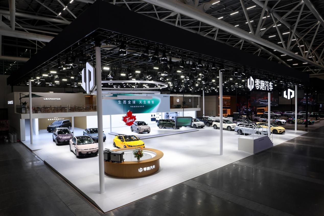 零跑广州车展现场官宣2026年的年销量要突破100万台！

你没听错，在本次广州