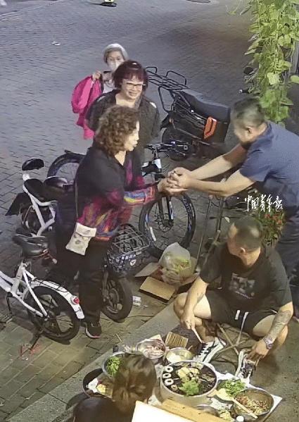当台湾游客在辽宁丹东的路边，因为随口一句“能买一点吗”，被大哥直接拒绝的时候，他