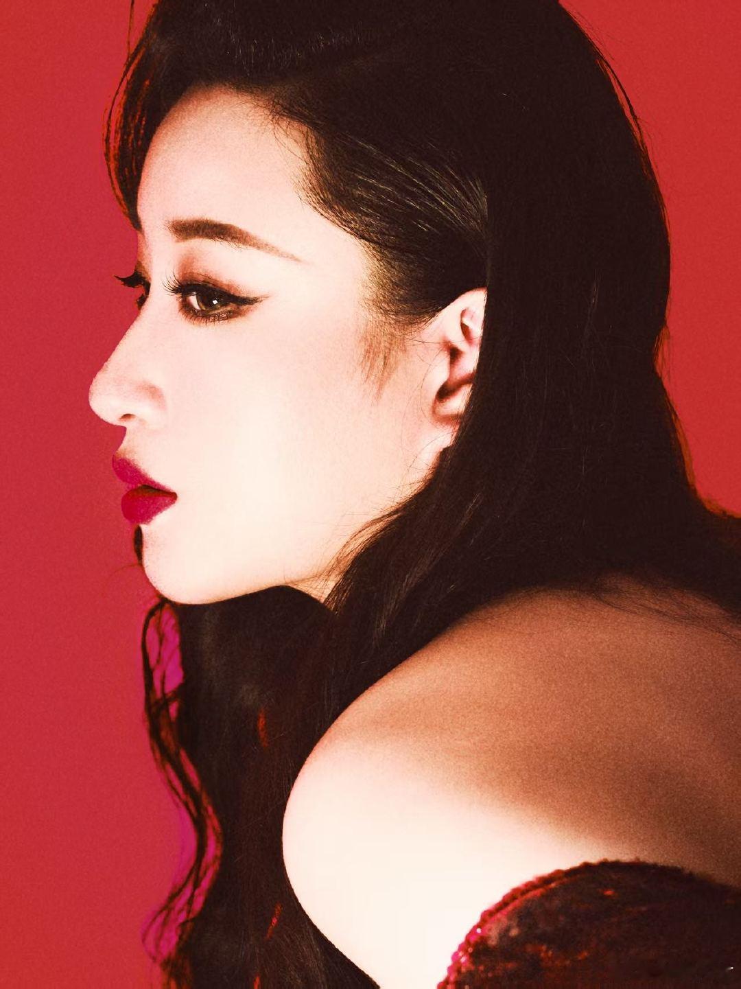 谁给锤娜丽莎化的妆锤娜丽莎浓妆风格 一直很喜欢锤娜丽莎往日的妆容风格，灵动又有个