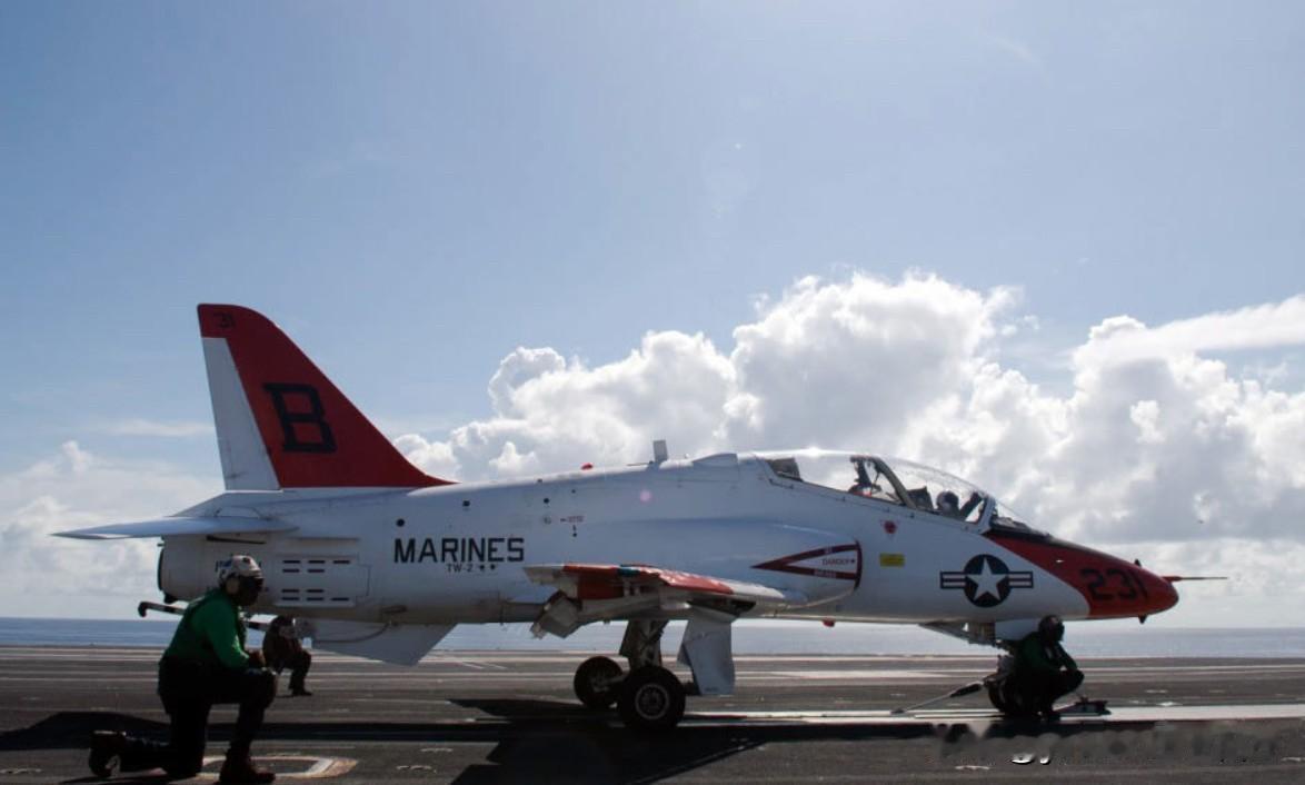 5月26日，一架美国海军 T-45C “苍鹰”专用舰载高教机在默里迪恩海军航空站
