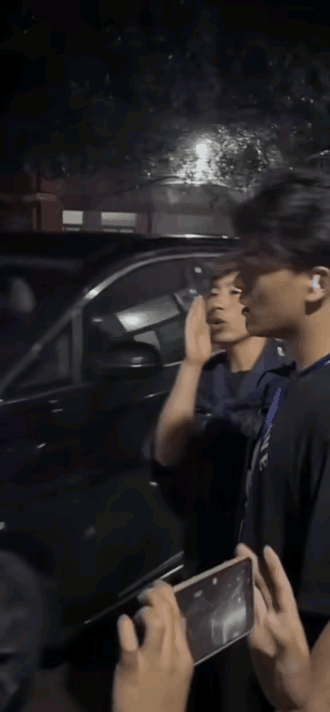 张颂文被砸这一幕，反映了娱乐圈里很多明星的无奈。7日，张颂文在随车经过时，热情的