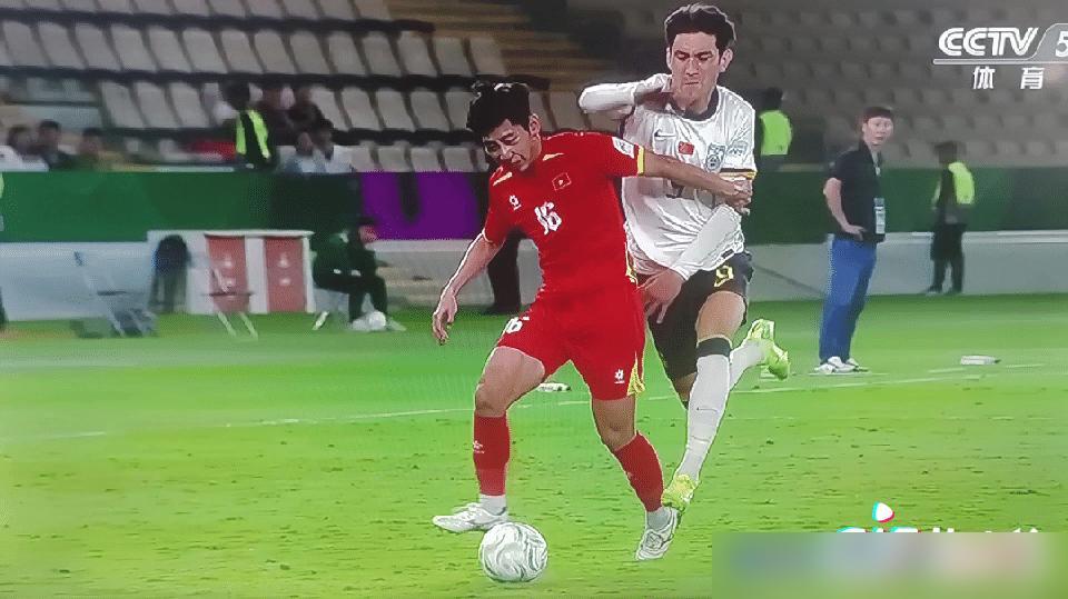 他在场上那股不要命的混不吝劲头，全是当年在街头捡瓶子攒下的。

谁能想到制造红牌