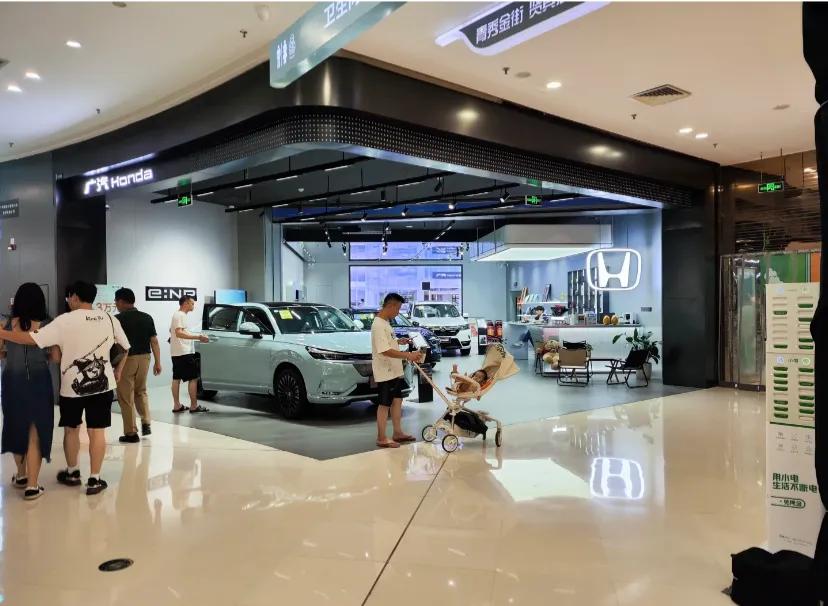 本田和比亚迪门店对比
刚逛了一圈汽车门店，比亚迪，理想、小鹏看车的人比较多，本田