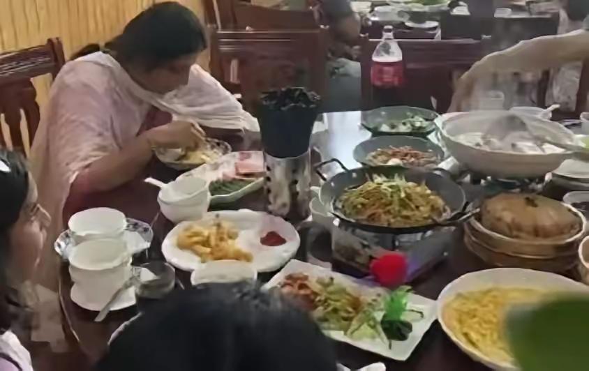 上海这个夏天的热浪，愣是没把印度游客劝退，反倒把他们“白嫖”的能耐给炼出来了。浦
