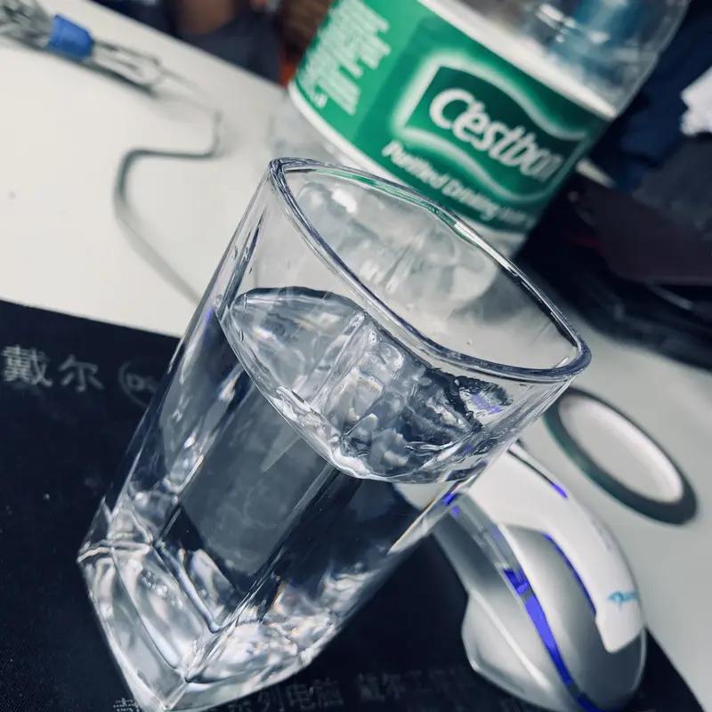 起床到底是先喝水还是先吃饭? 起床先喝水，这事儿我太有发言权了。早上起来，身体经