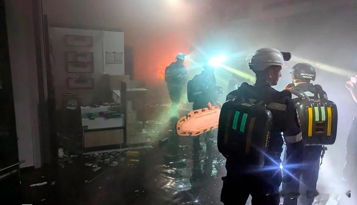 俄军袭击克里维里赫购物中心，乌军反击轰炸萨马拉Ozon仓库！第聂伯罗彼得罗夫斯克