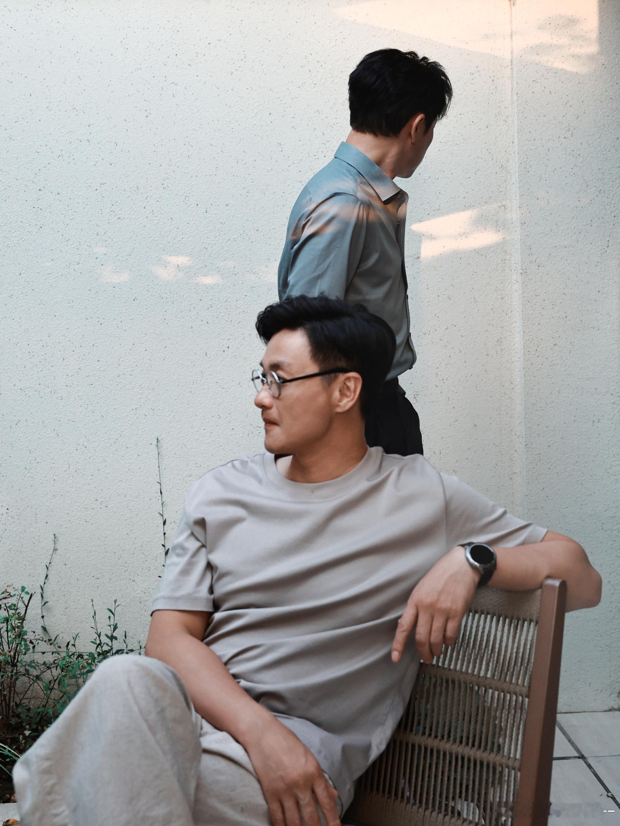 张颂文[超话] 对视，想笑就笑吧。[哈哈] ​​​