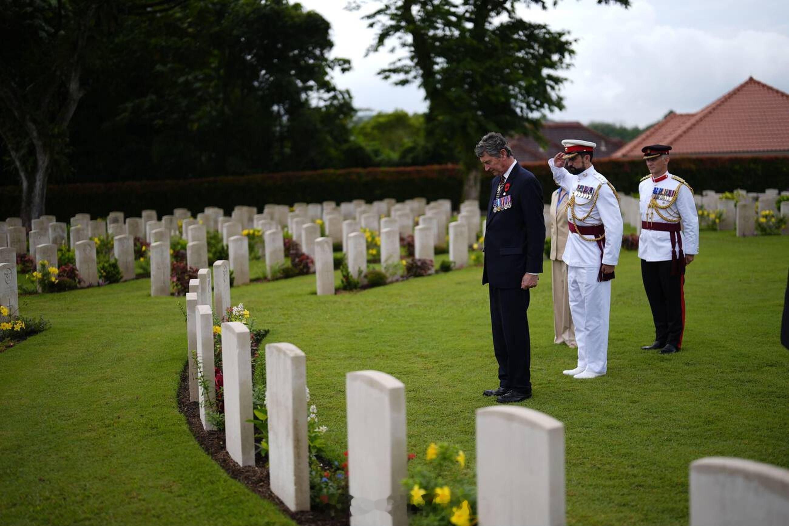 今天蒂莫西劳伦斯爵士在新加坡克兰芝烈士公墓向他的亲戚James Bremridg