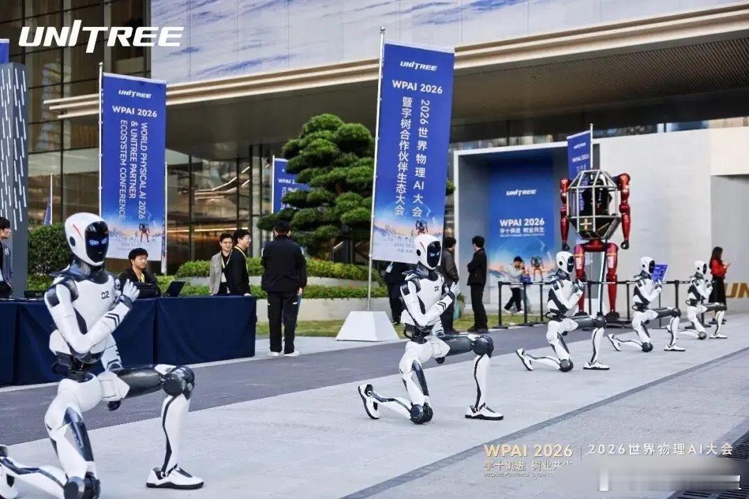          宇树科技发布全新一代人形机器人！徒手抬车、翻越障碍、打击犯罪，