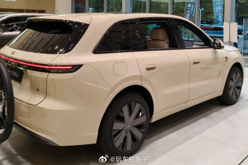 新一代理想L6上市 理想L6这车妥妥的爆款。因为颜值稳、空间大、配置高、牌子响、