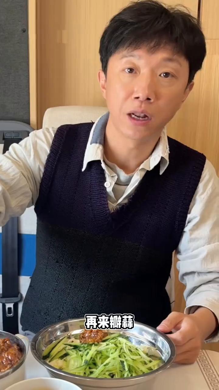 没有什么事情是一碗炸酱面解决不了的。如果有就放点黄瓜丝，再放点酱，再来瓣蒜。蒜今
