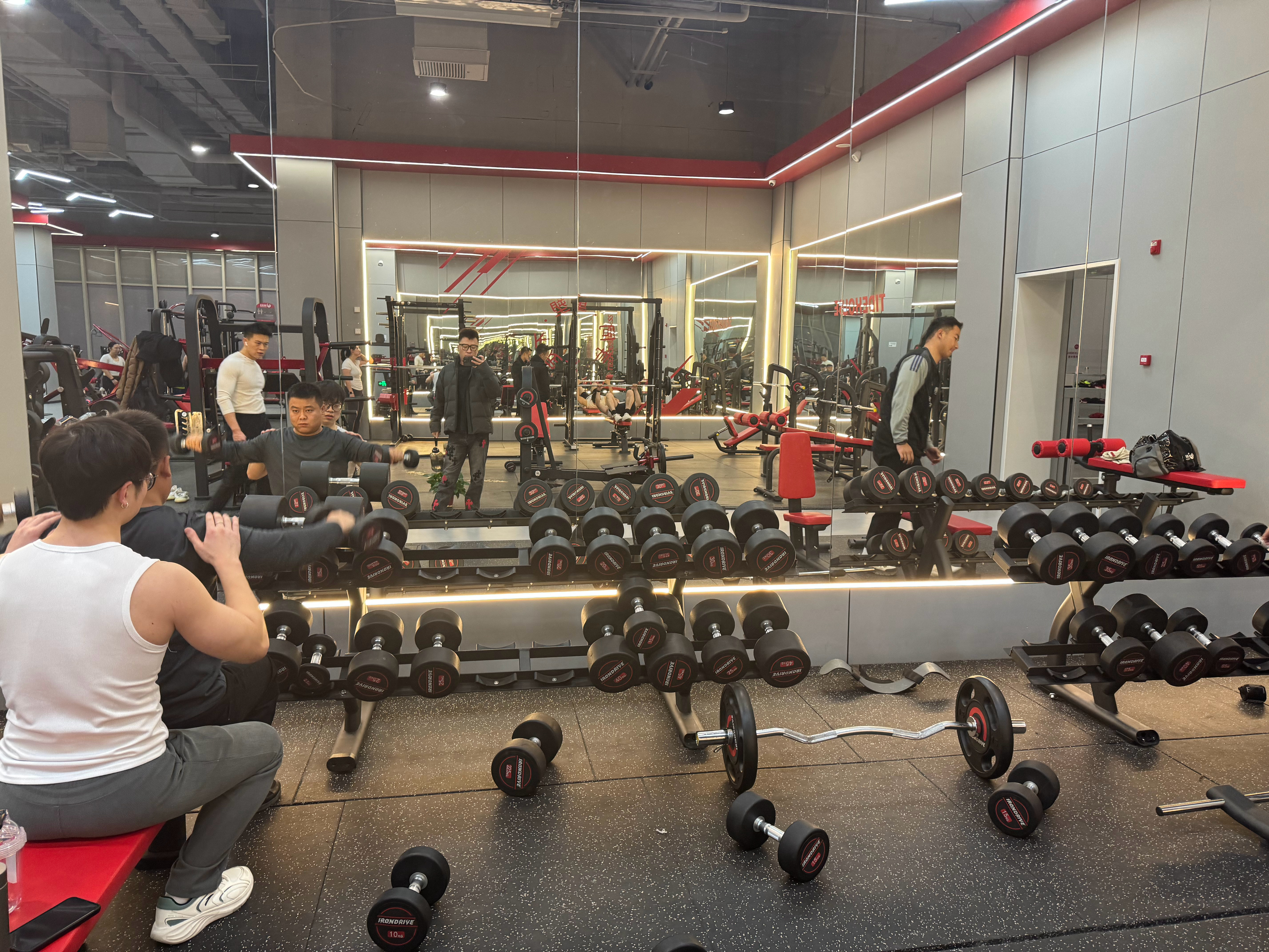 今晚人好多啊，干活之前赶紧练一小会儿。 