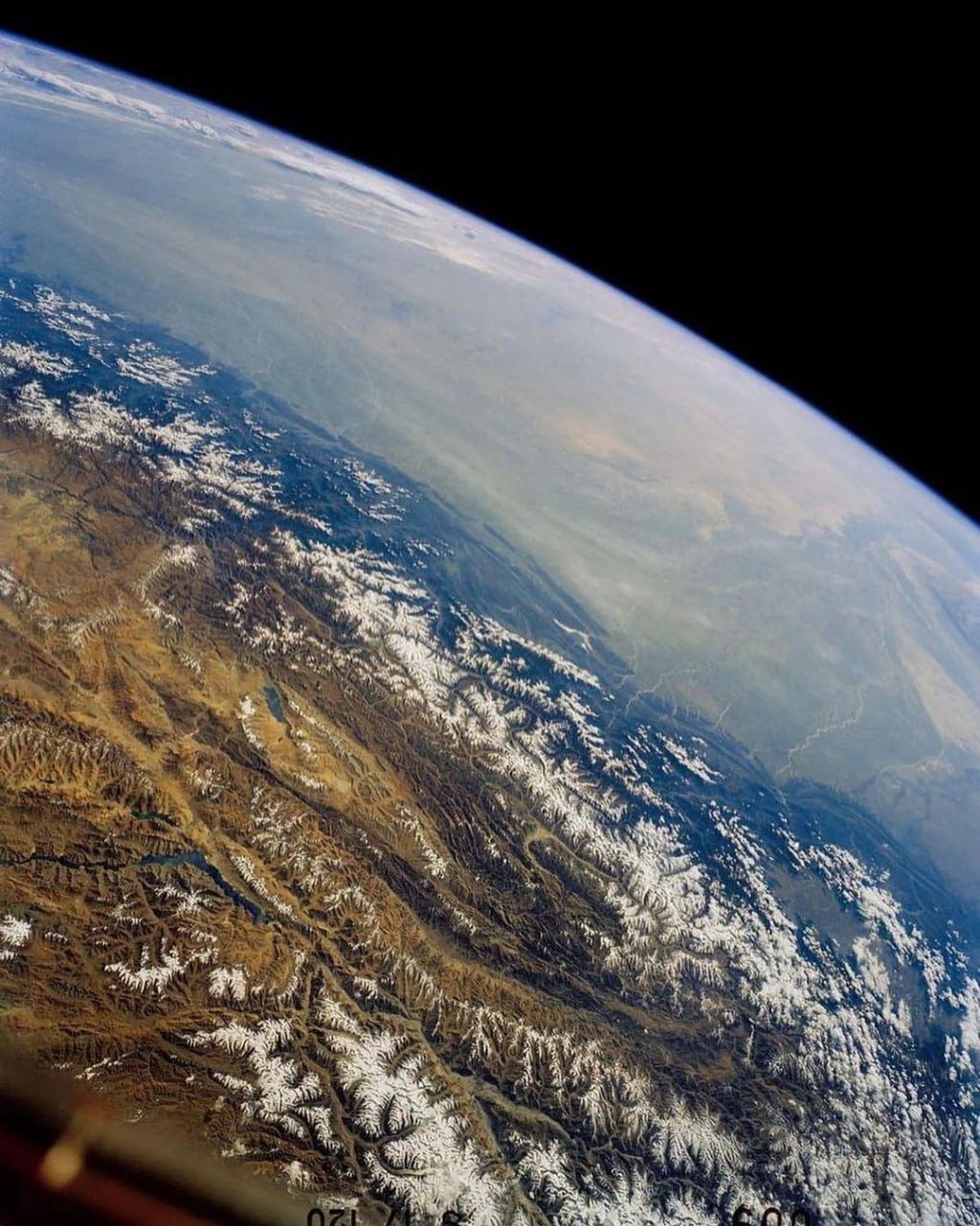 从太空中拍摄的喜马拉雅山脉，你能找到珠穆朗玛峰吗？ 