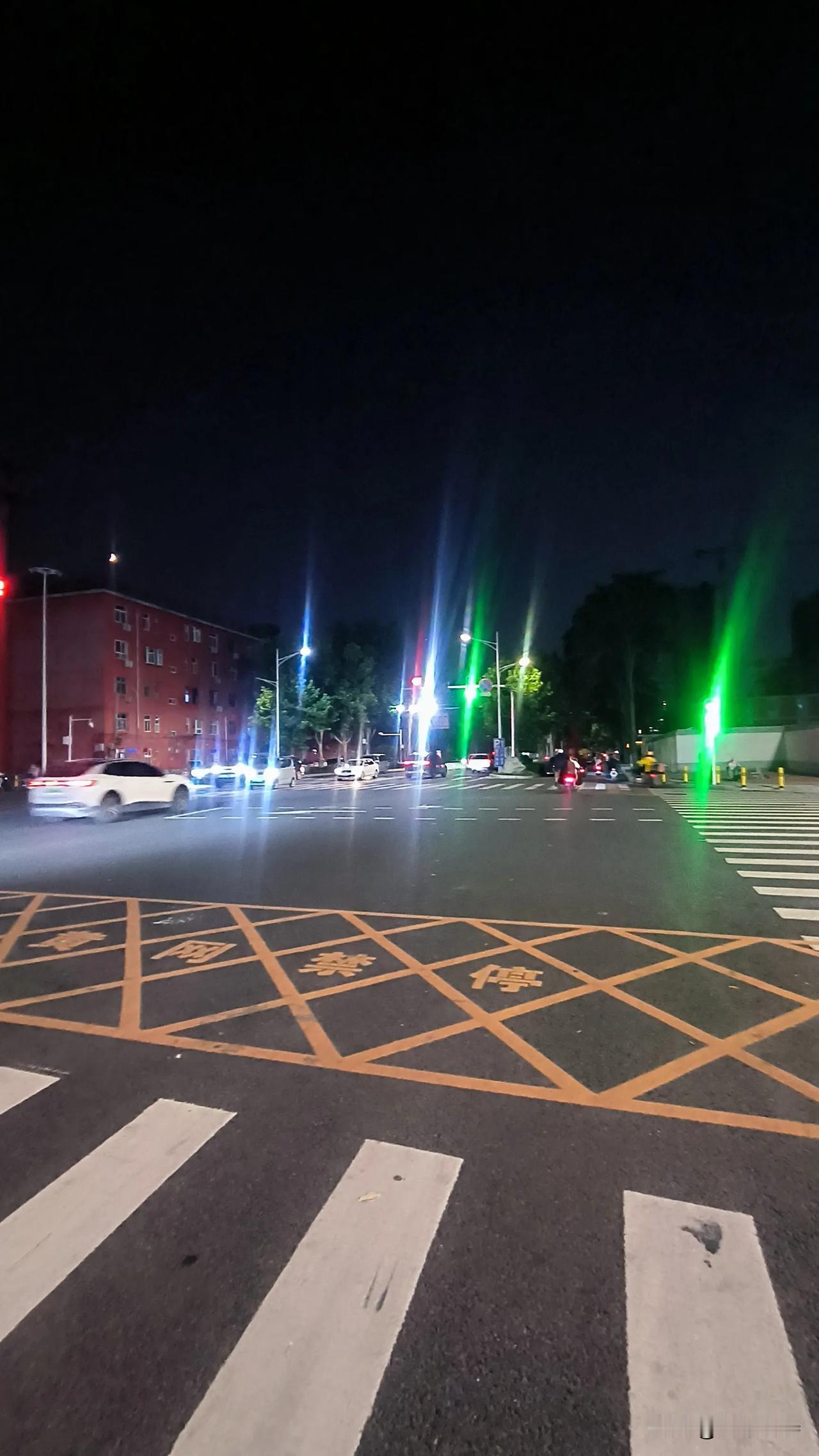 坐标保定。今晚八点多，吃过晚饭夜骑出行。
 
路过天鹅路与瑞祥大街交叉口，三个街