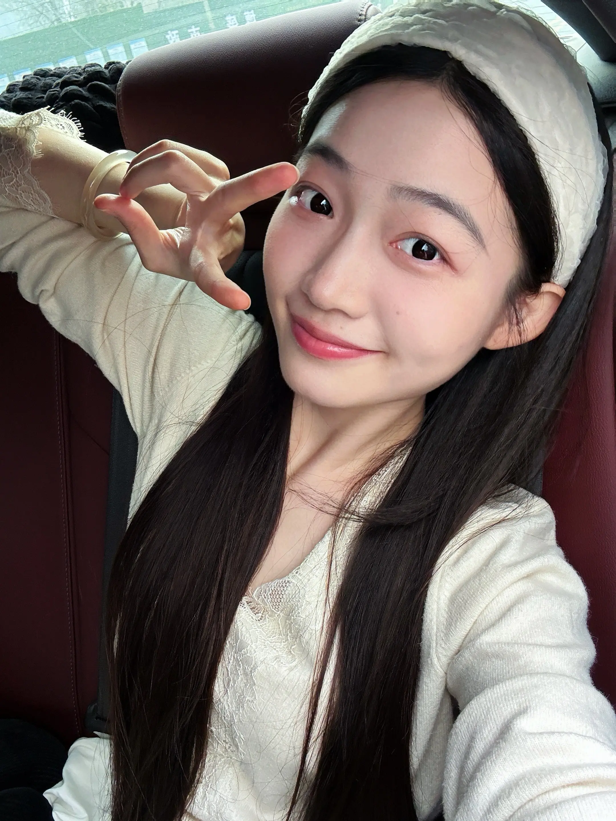 刺猬小姐还是会遇到委屈的事就掉眼泪，但依旧迎着光好好生活