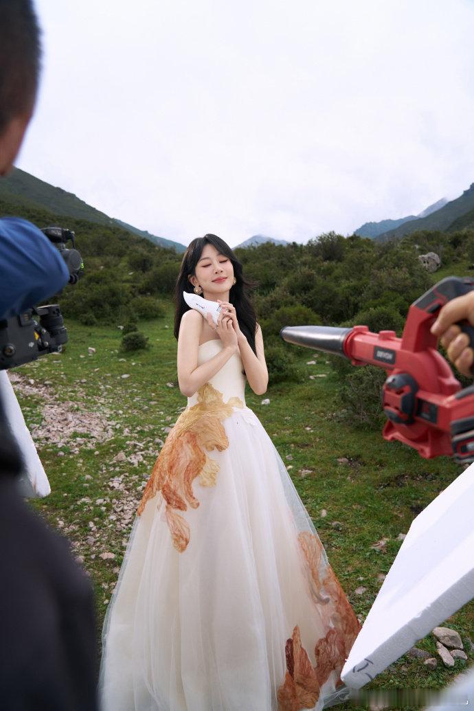 杨紫芬芳点缀白裙 杨紫白裙狂野花絮照杨紫芬芳点缀白裙，杨紫白裙狂野花絮照，满分美