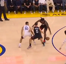 有必要吗  伤了两个月上来就是两人包夹火箭vs勇士