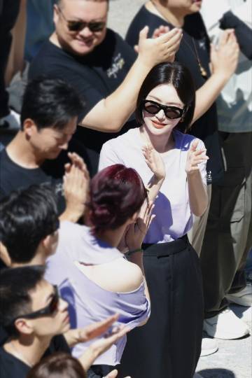 秦岚新剧先离后爱终于等到闪耀如她开机，秦岚饰演的沈真要回归职场再战江湖。职场情场