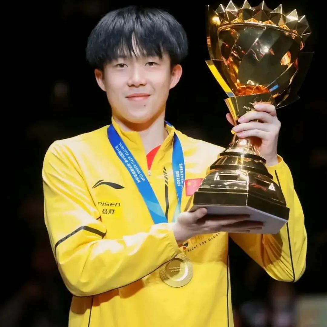 王楚钦，中国乒坛的耀眼之星。他左手横板，打法先进，正手进攻暴力，反手快撕精准。职