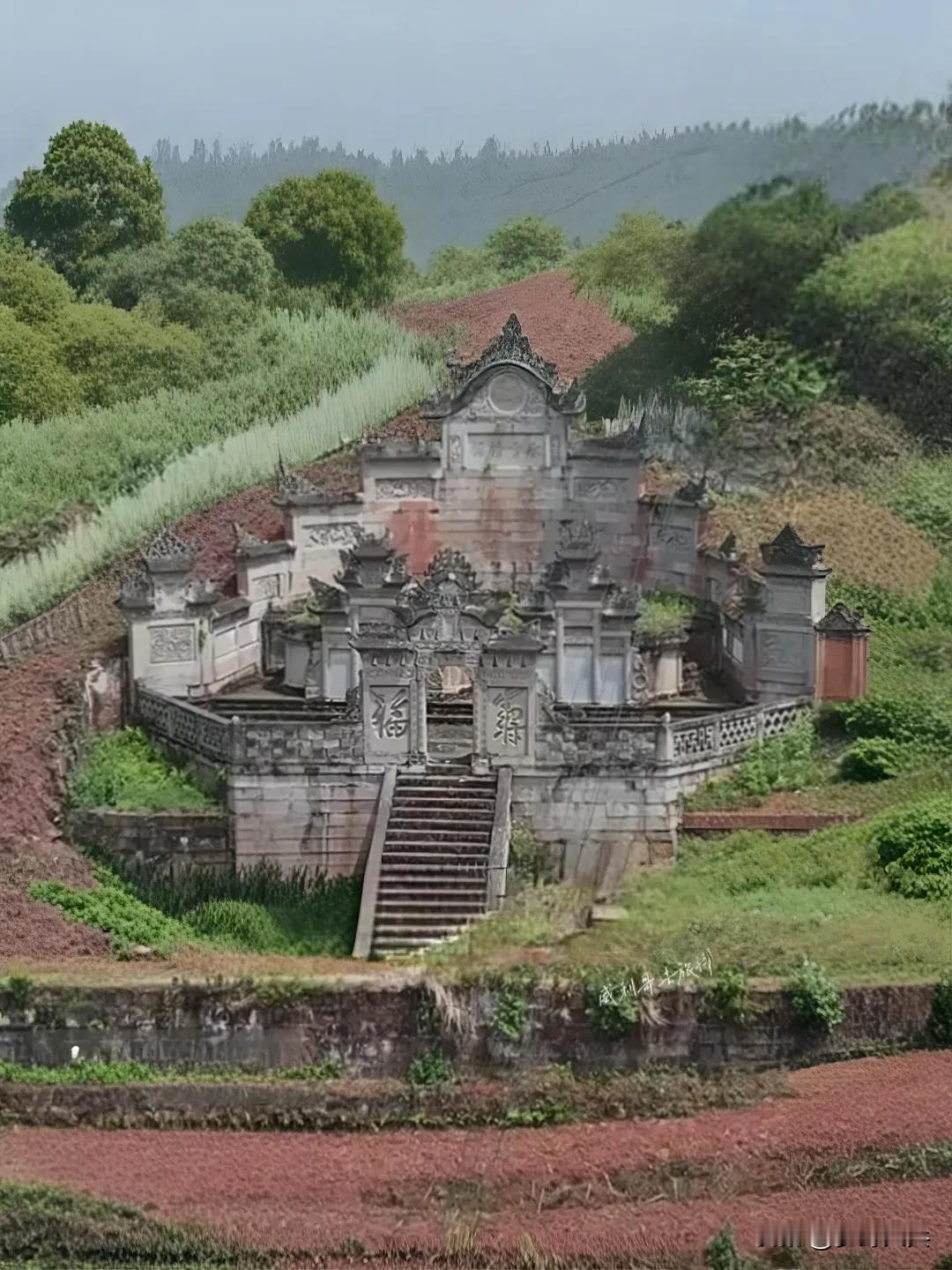 山上发现一座超级豪华大墓，占地面积非常大型，有天梯拜台城门与围墙，比古代一品官员