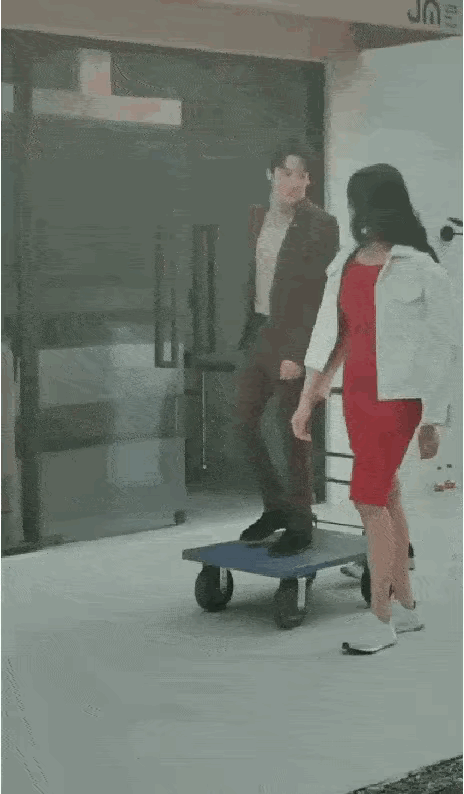现在的男明星作假好严重，就除了脸好看… ​​​