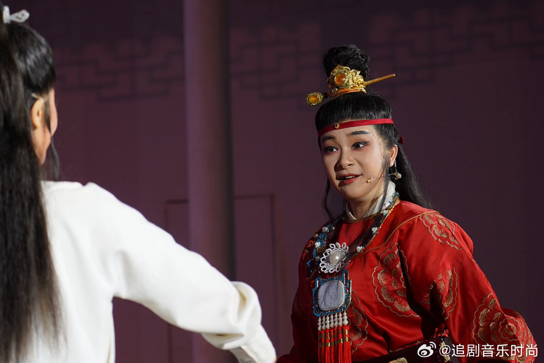 梦回大观园清幽竹径，叮咚溪水，大观园的每一寸风景都写满了故事。海棠诗社里，他们赏