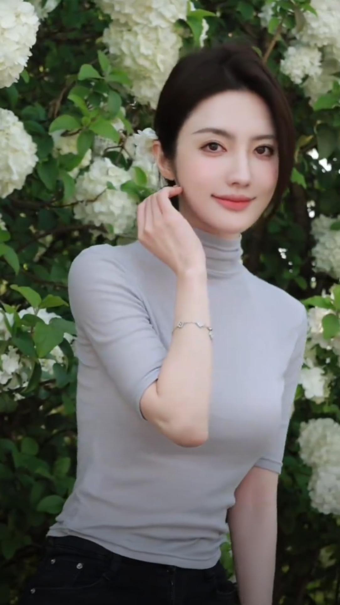 十八恰遇花正开，花容花盛相衬映！