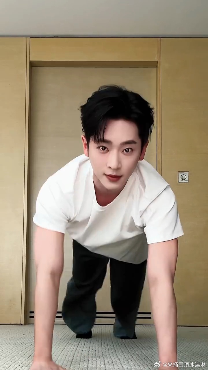 丞磊平板支撑粉丝福利丞磊粉丝破500w平板支撑挑战好的 