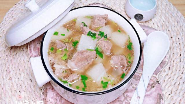 家庭版白萝卜羊肉汤，不用复杂香料，汤鲜萝卜糯，越喝越舒服
