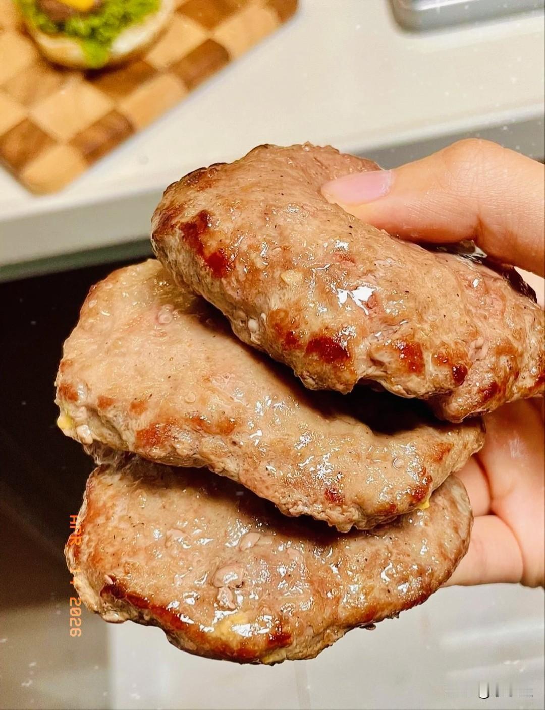 戒不掉肯德基牛肉堡？我在家复刻，零科技超多汁，娃吃一次就不馋外卖！
 
我家娃对