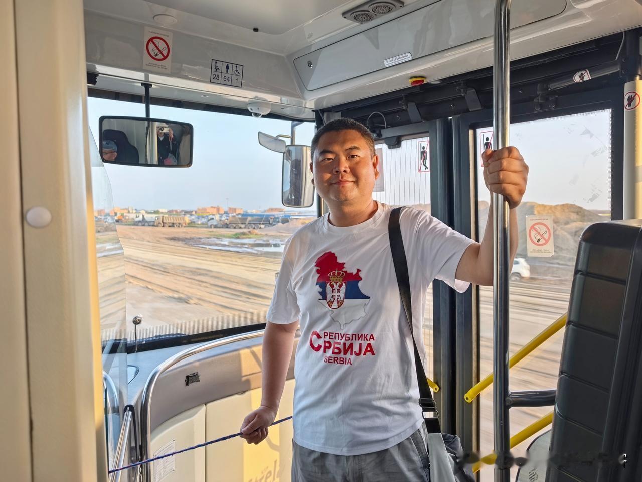 当地时间下午六点多，到达塞尔维亚首都贝尔格莱德，乘坐免费公交，前往城市中心。公路