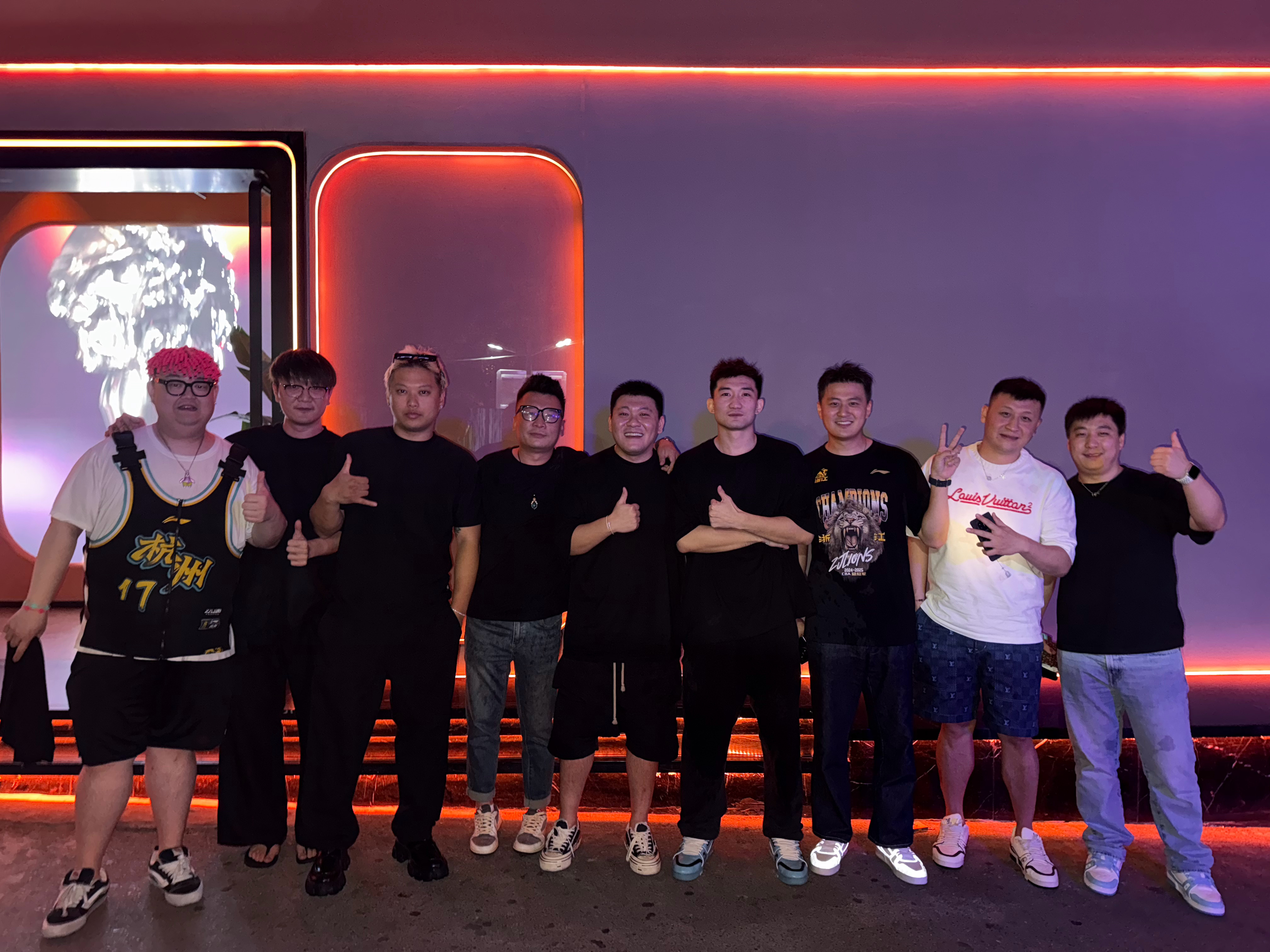 昨天CBA总冠军之战结束之后，哥们几个小庆祝了一下。CBA总冠军！ 牛B！ ​​