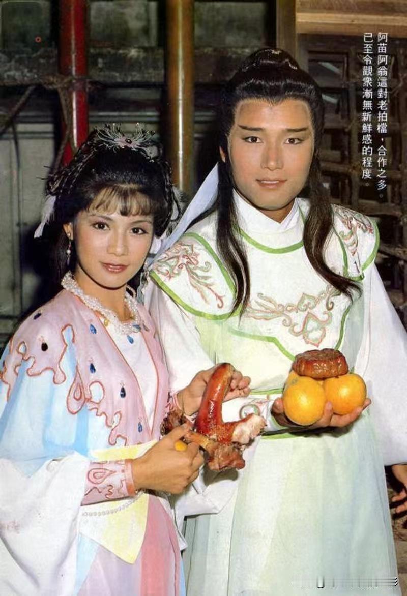 翁美玲和苗侨伟，那可是港剧经典CP啊。在剧中，他们从对手慢慢发展成恋人，这剧情谁