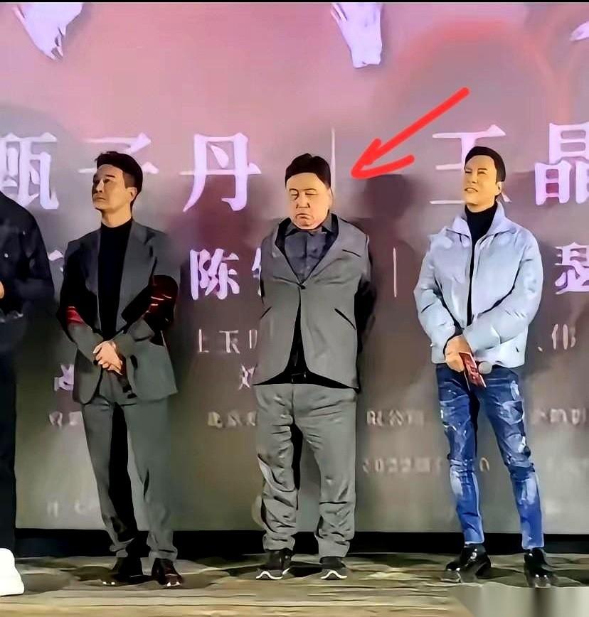 第一眼看，还以为是哪个小区门口下棋的大爷，或者刚跟人吵完架的饭店老板。
结果呢？