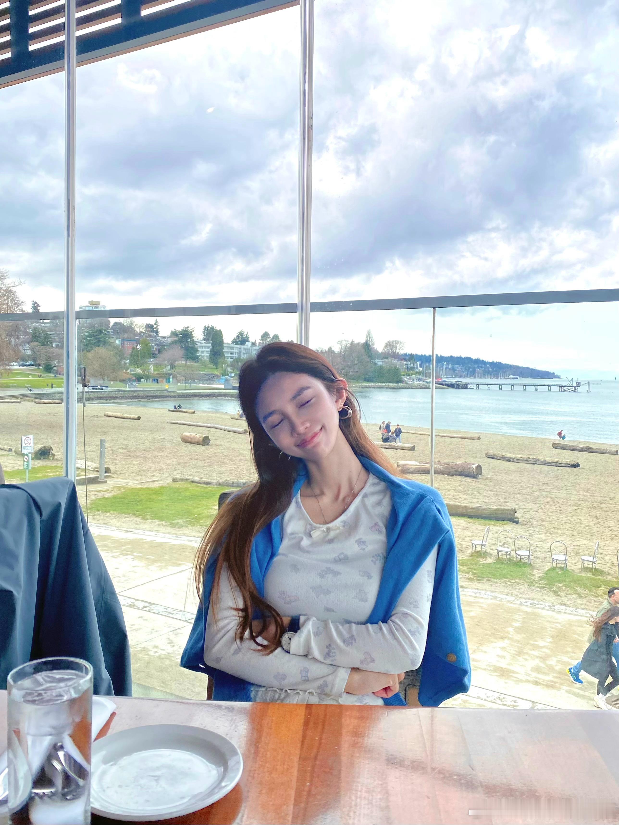 Sea breeze whispers 🫧🔹 ​​​