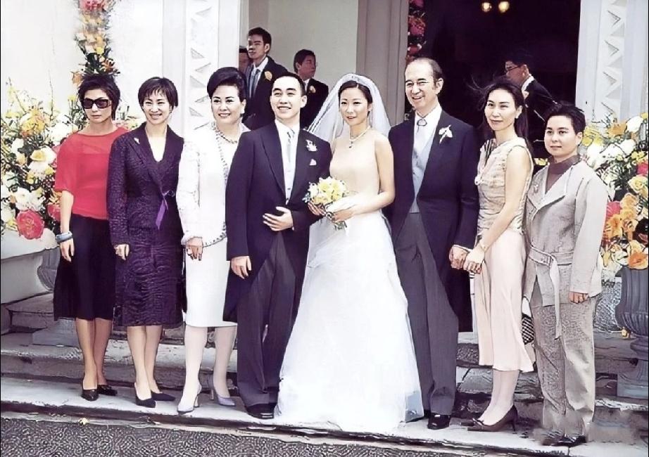 赌王二房唯一的儿子何猷龙结婚时，拍了一张全家福。
照片中的何超蕸最与众不同。
二
