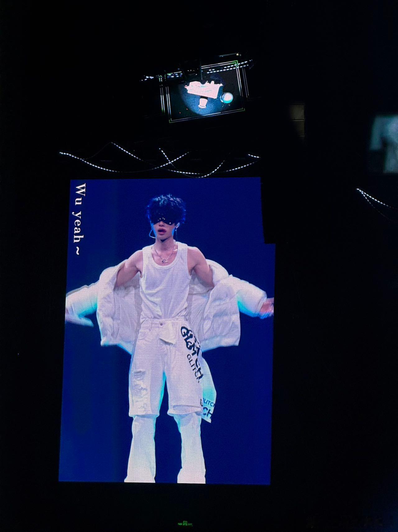 黄明昊演唱会黄明昊演唱会惊喜不断，从唱跳到舞台创意都超用心，现场氛围热烈又温暖，