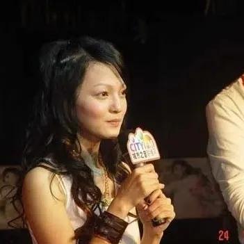 2005年，张韶涵在济南歌友会现场，一张珍贵的留影，那时候的她还非常青涩

20