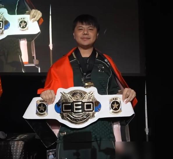 又一次创造历史！2026年8月17日，小孩曾卓君成功卫冕美国CEO《饿狼传说》
