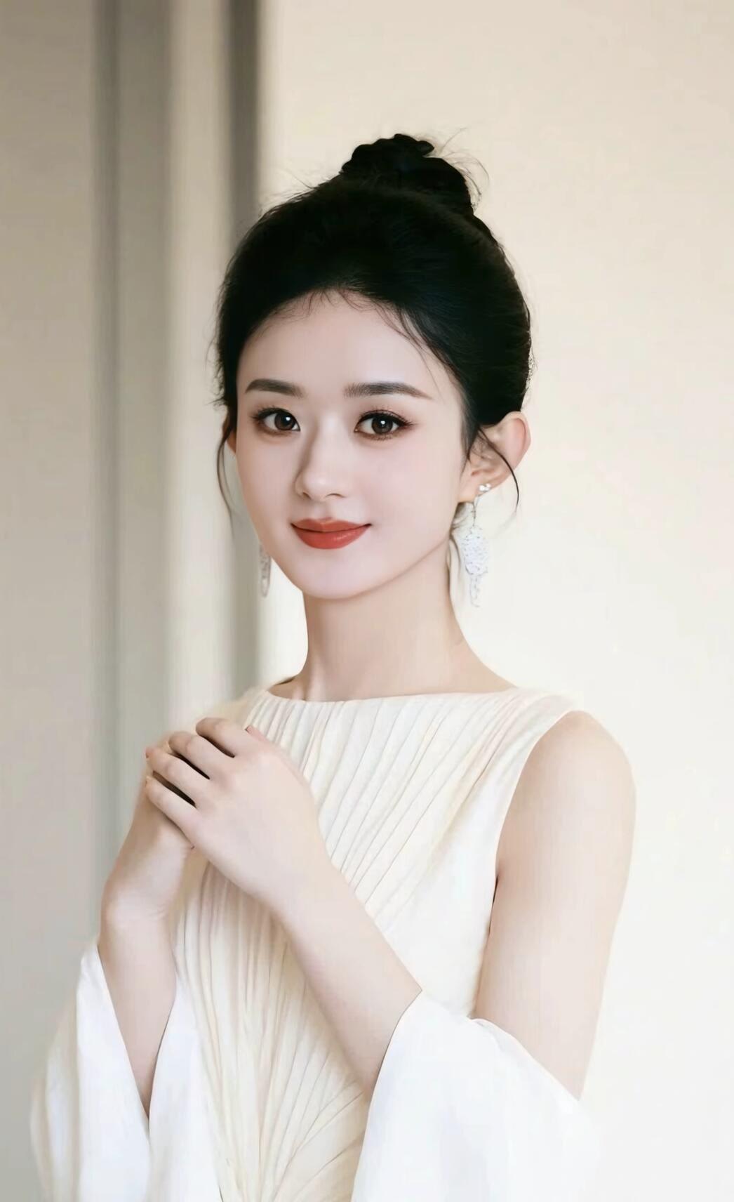 优雅气质，温柔微笑，白色礼服，完美女神。