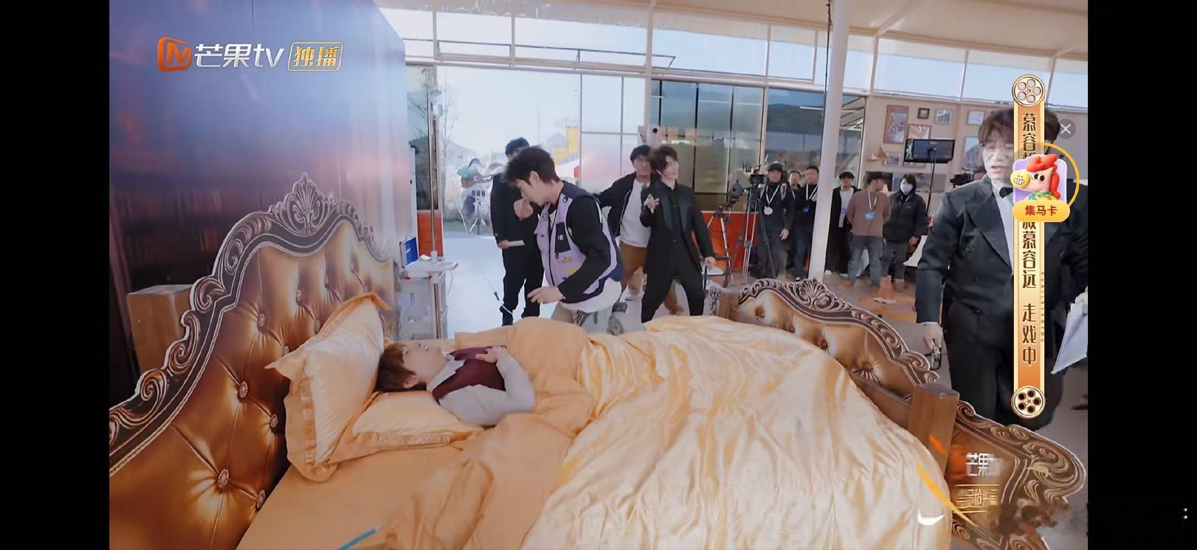 快乐老友记演短剧癫得很安心快乐老友记熟人演戏的违和感？0713 演短剧直接打破，