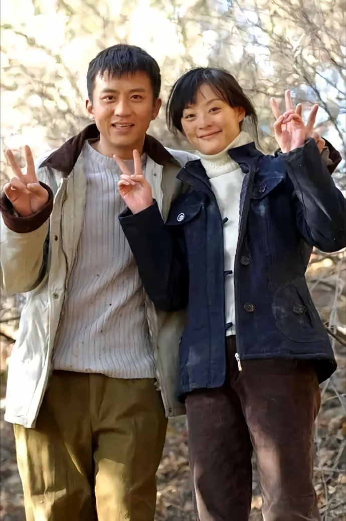 邓超偷偷和孙俪穿情侣装 从机场到超市，从录ID到日常逛街，这对夫妻把情侣装穿成了