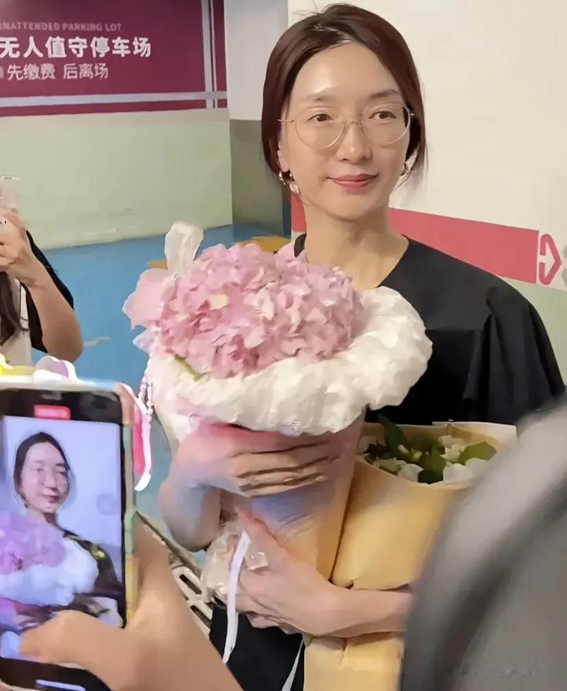 真正的女神,敢于直面自己的素颜。江疏影作为以美著称的大明星，敢在公众场合素颜出镜