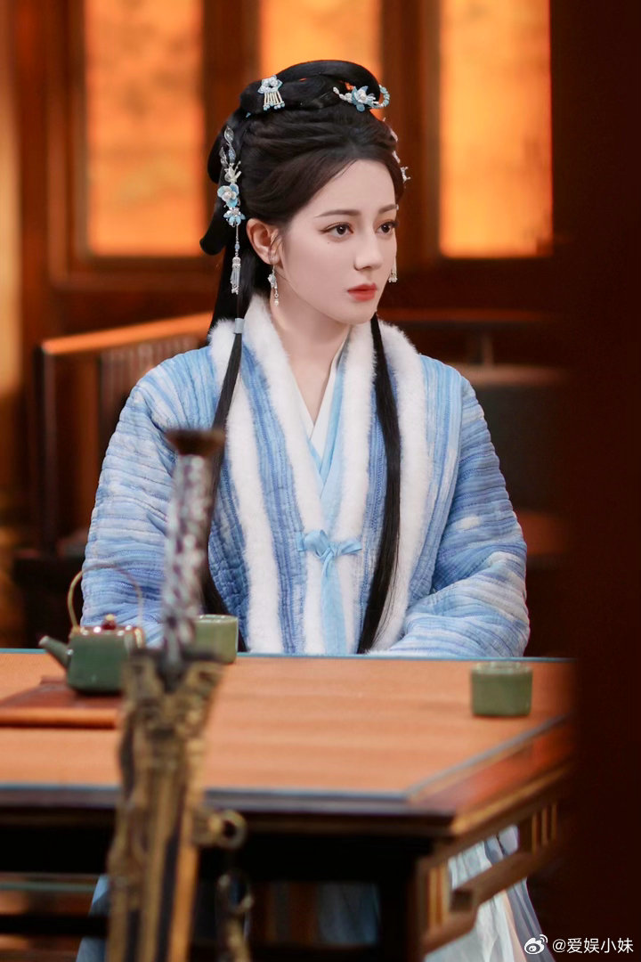 谁懂迪丽热巴这张脸之权威迪丽热巴这段好带感谁懂这种又美又强的氛围感！《白日提灯》