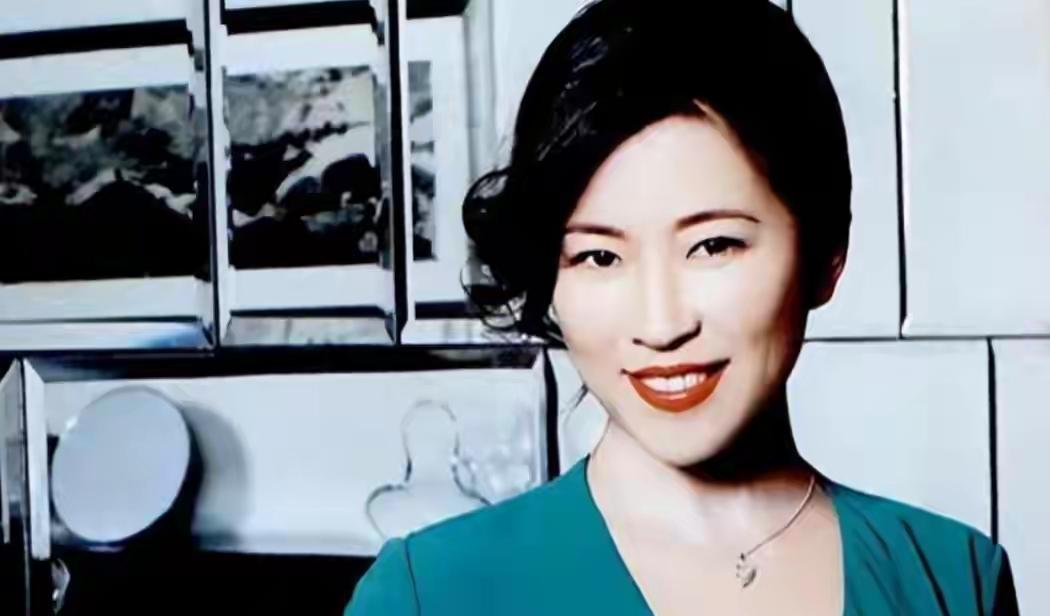 曾经拥有体操冠军、花样游泳冠军的她，为了钱财，过起了“一女服侍二夫”的套路生活，