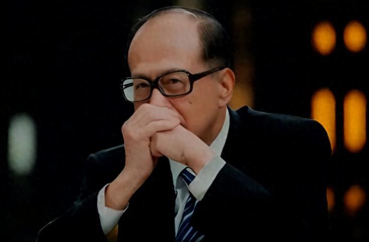 突发，李嘉诚又卖了。
这次，套现了455亿。
金额不少，但更值得关注的是透露着不