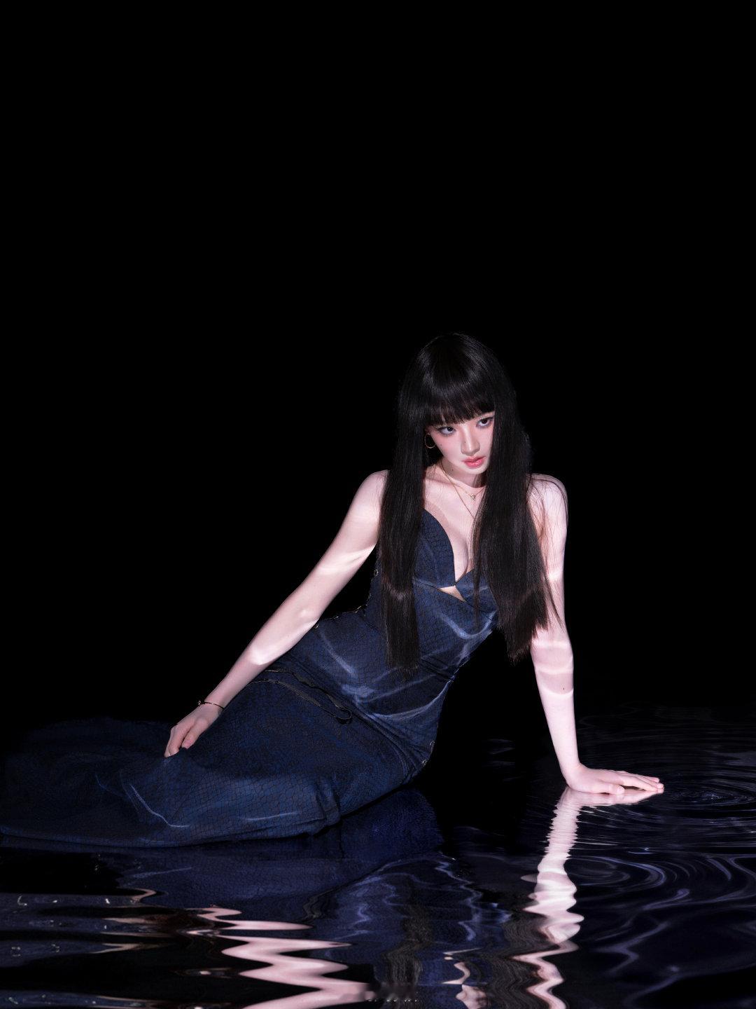 张淼怡蛇蝎美人 哦莫，这还是我认识的张淼怡吗？黑裙异瞳造型神秘优雅，完全是蛇蝎美