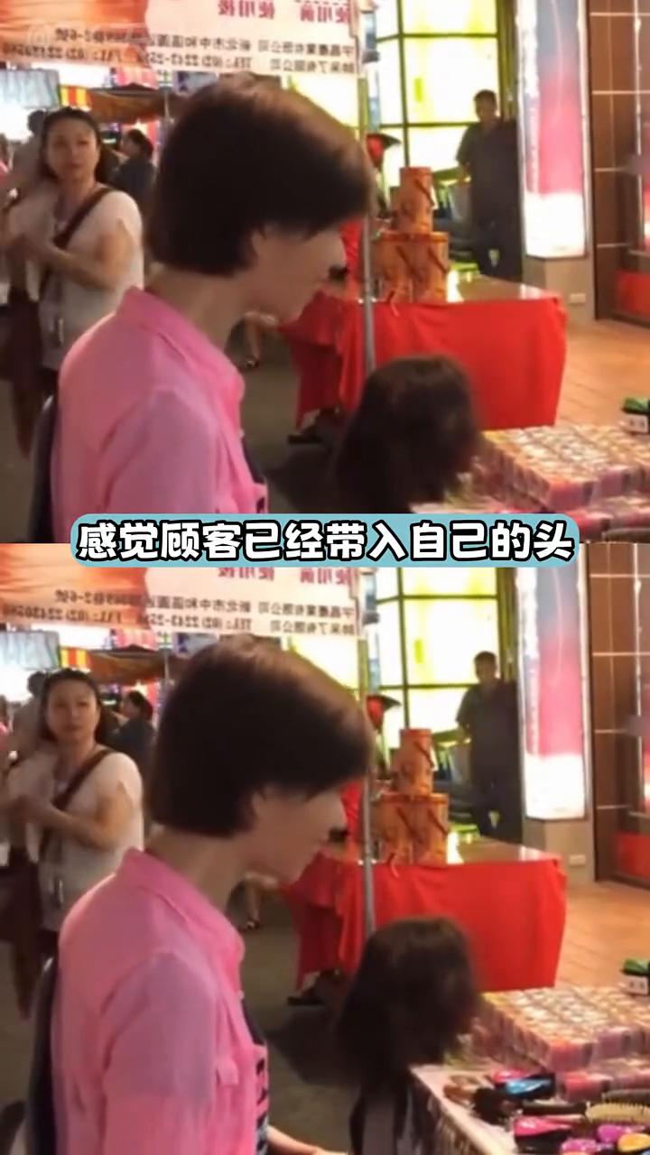 老板每卖出一把梳子就有一个软柿子，头上被插满梳子。一卖梳子的老板展示自己的梳子比