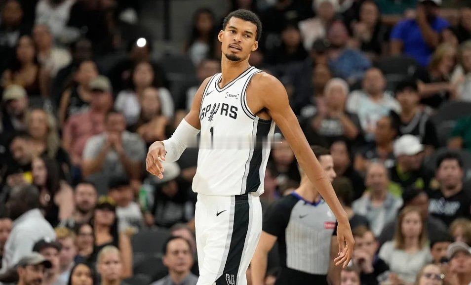 体育5月9日讯 NBA季后赛次轮，马刺今日客场对阵森林狼。比赛战至第四节，马刺球