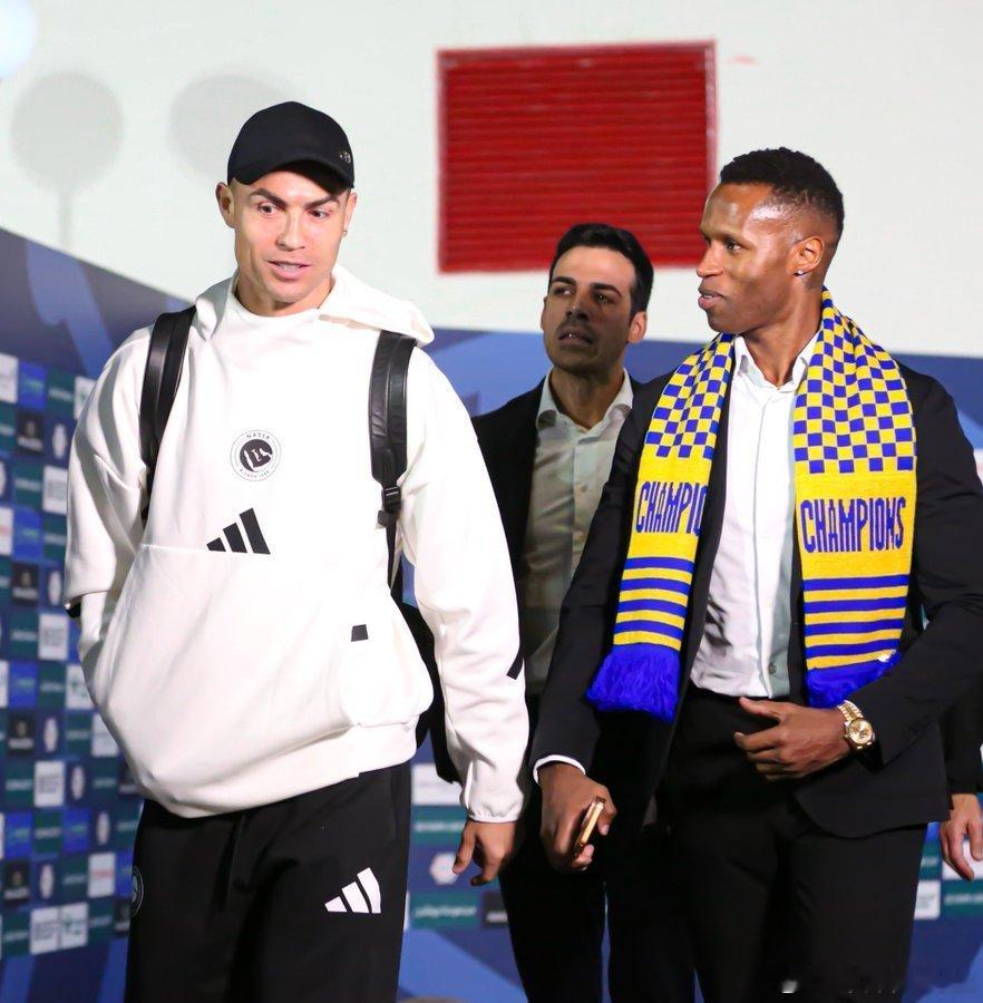 C罗 据诗意哥🔴塞梅多和西芒停职的原因是一名在现任外国行政管理部门之前就在场的